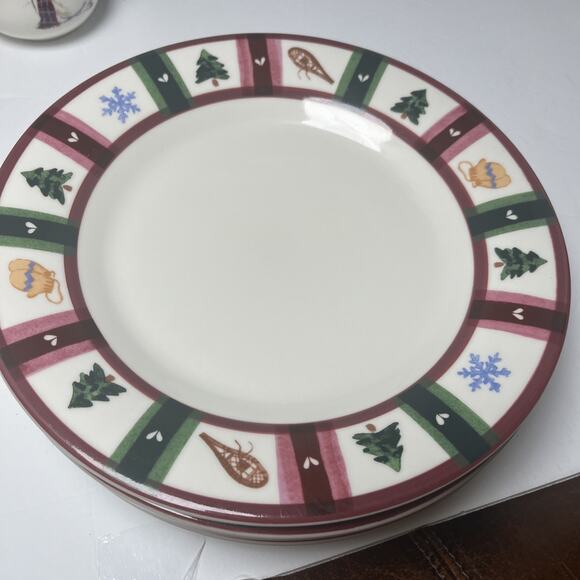 Pfaltzgraff SNOW BEAR Dinner Plate 11" Red Green Trees Mittens Holiday - Picture 1 of 6